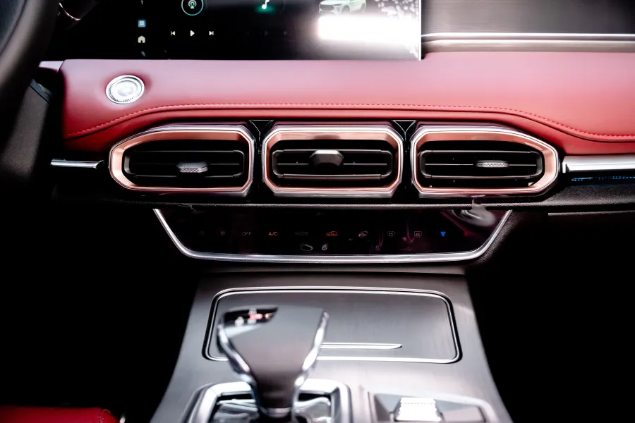 X 70 PLUS - Interior image 5