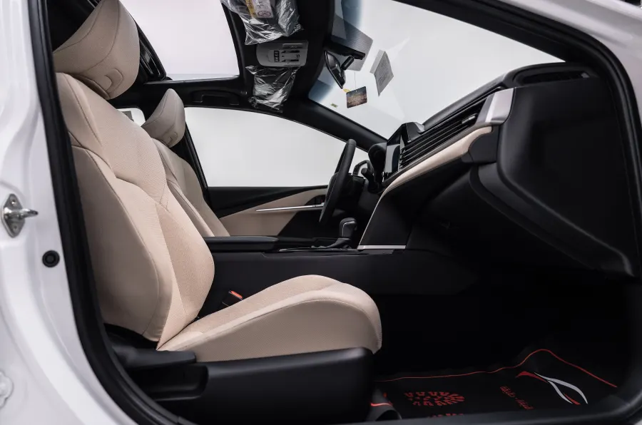 Camry LE - Interior image 12