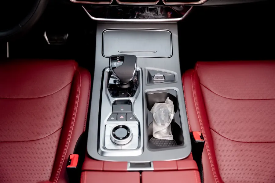 X 70 PLUS - Interior image 7