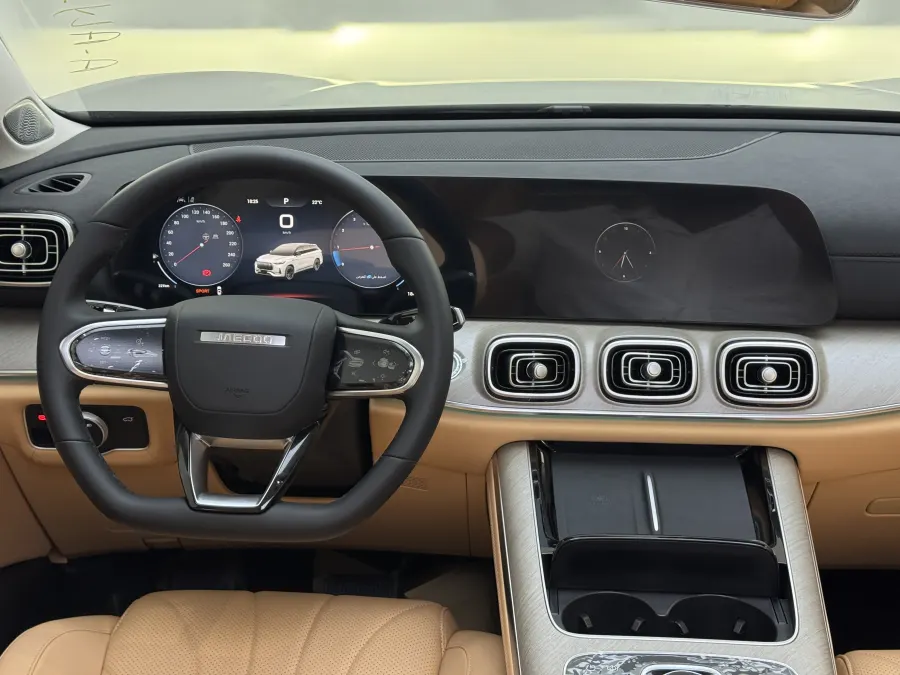 J8 Luxury - Interior image 7