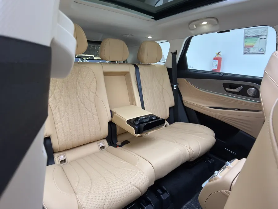 J8 Luxury - Interior image 3