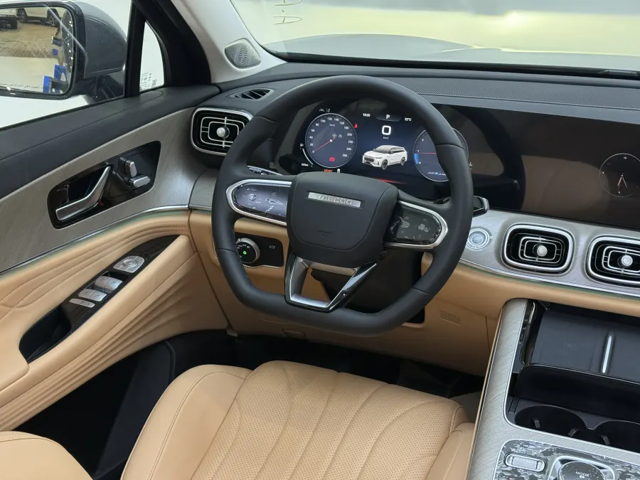 J8 Luxury - Interior image 5