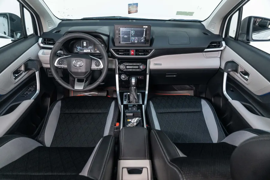 Veloz GLX - Interior image 2
