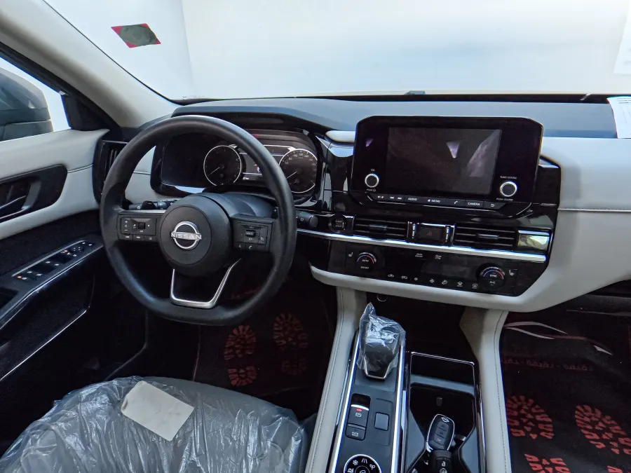 Pathfinder S 4WD - Interior image 2