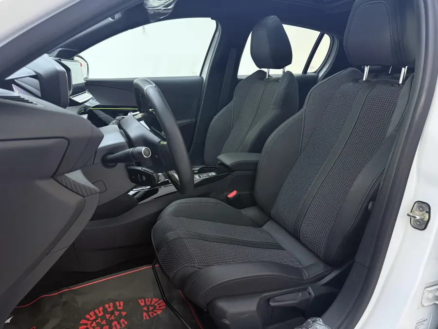 208 GT - Interior image 2