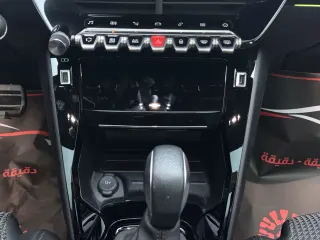 208 GT - Interior thumbnail 11