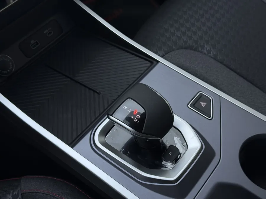 Dashing Comfort - Interior image 12