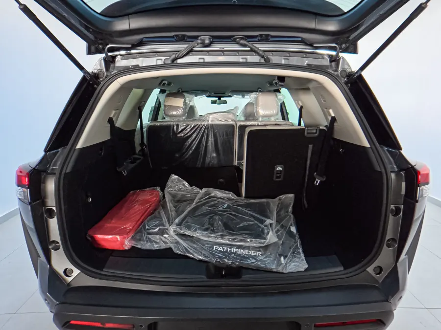 Pathfinder S 4WD - Interior image 6