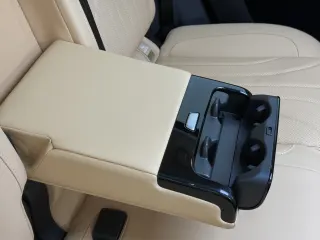 J8 Luxury - Interior thumbnail 4