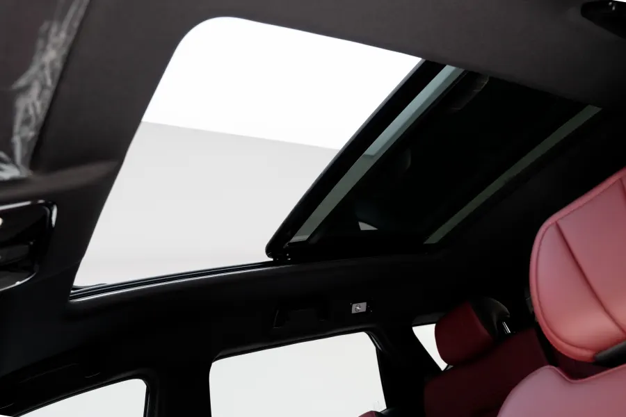 X 70 PLUS - Interior image 9
