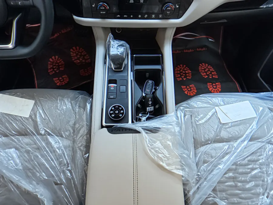 Pathfinder S 4WD - Interior image 3