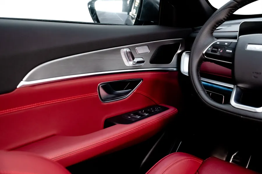 X 70 PLUS - Interior image 8