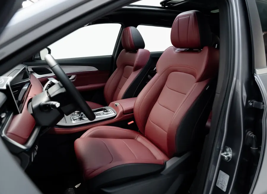 X 70 PLUS - Interior image 1