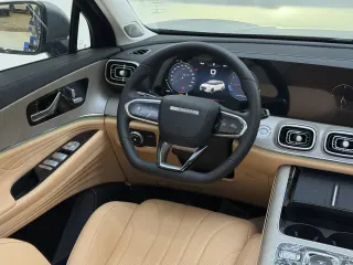 J8 Luxury - Interior thumbnail 5