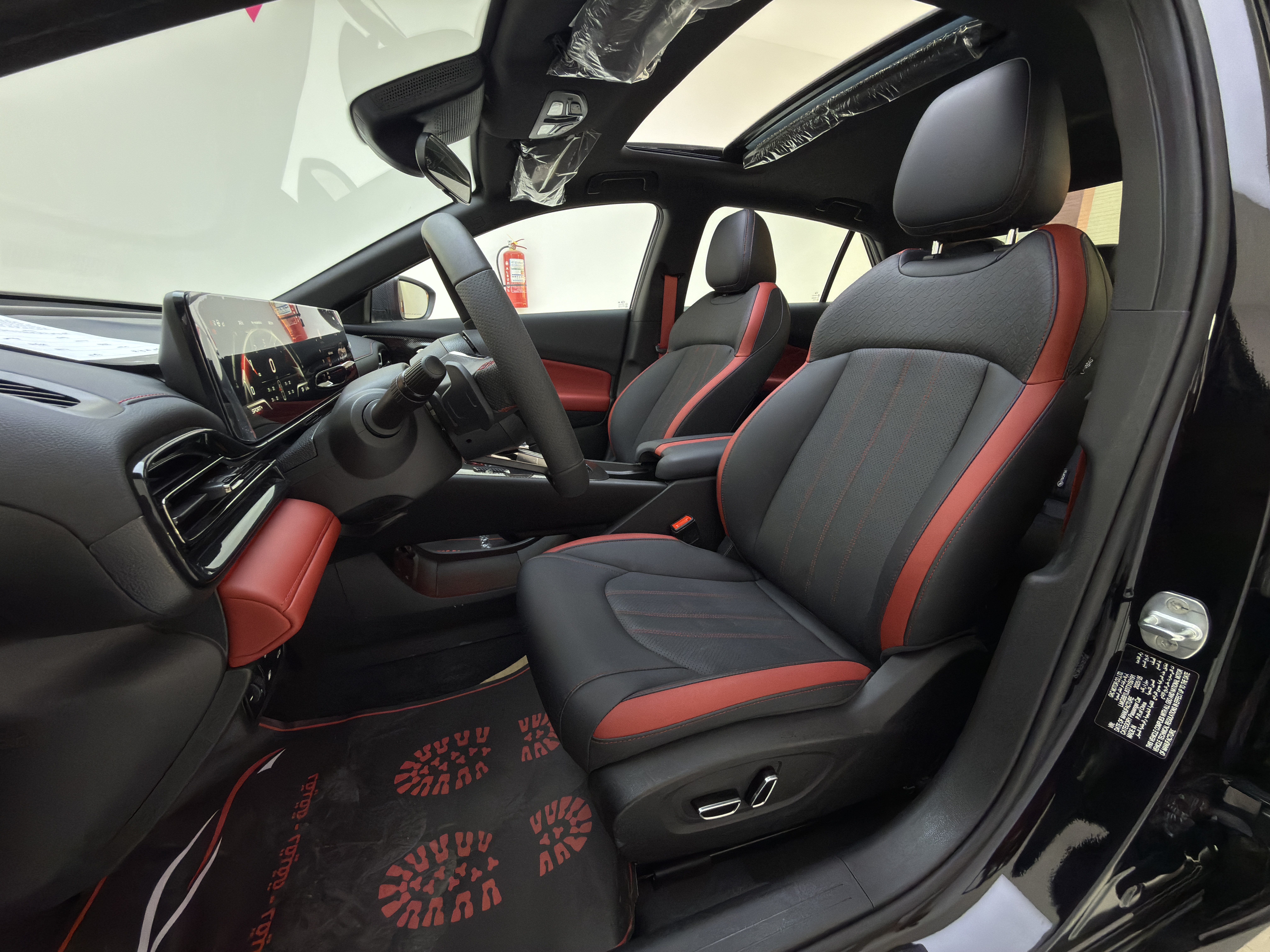 Empow S - Interior image 1