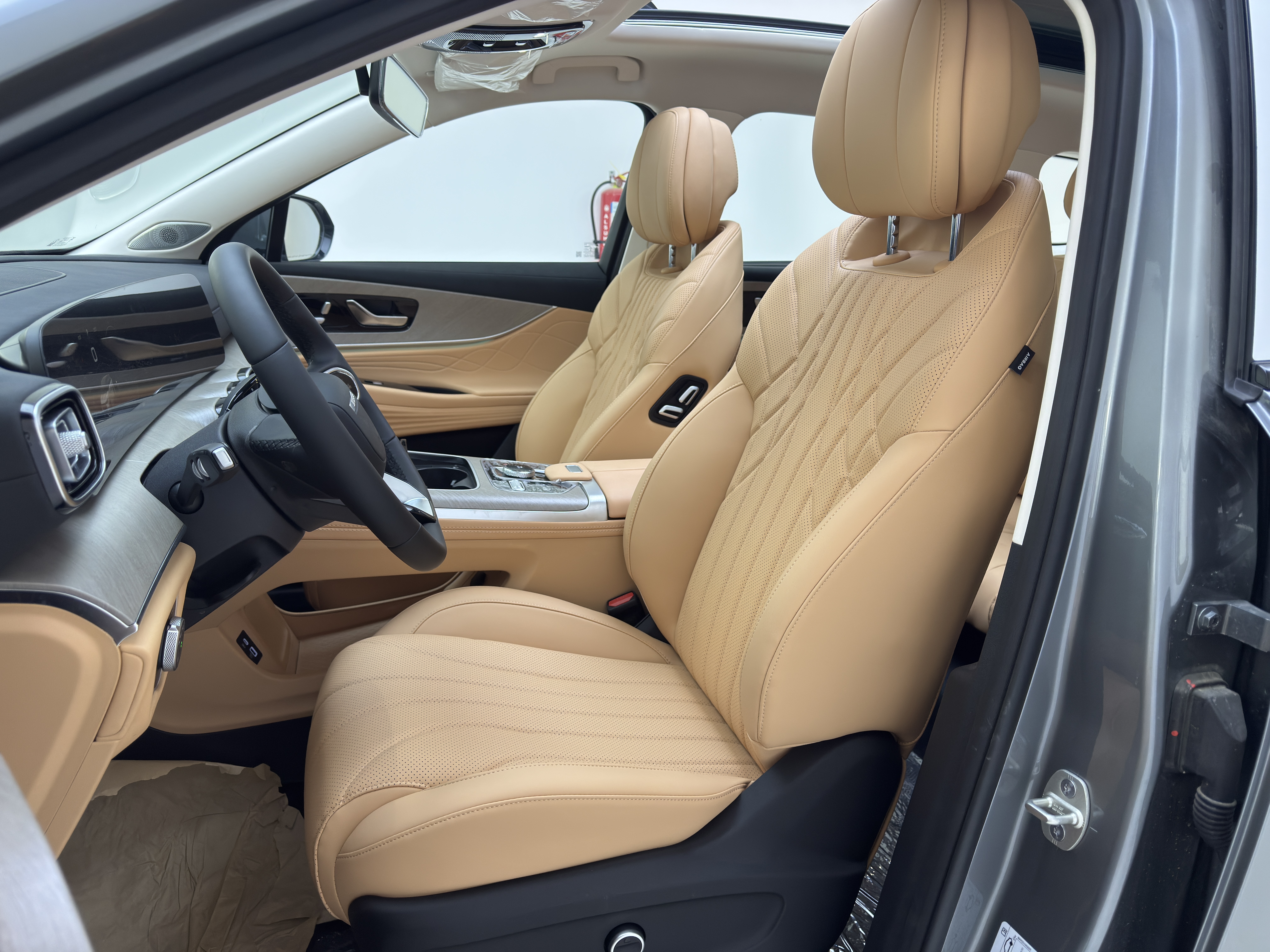 J8 Luxury - Interior image 1