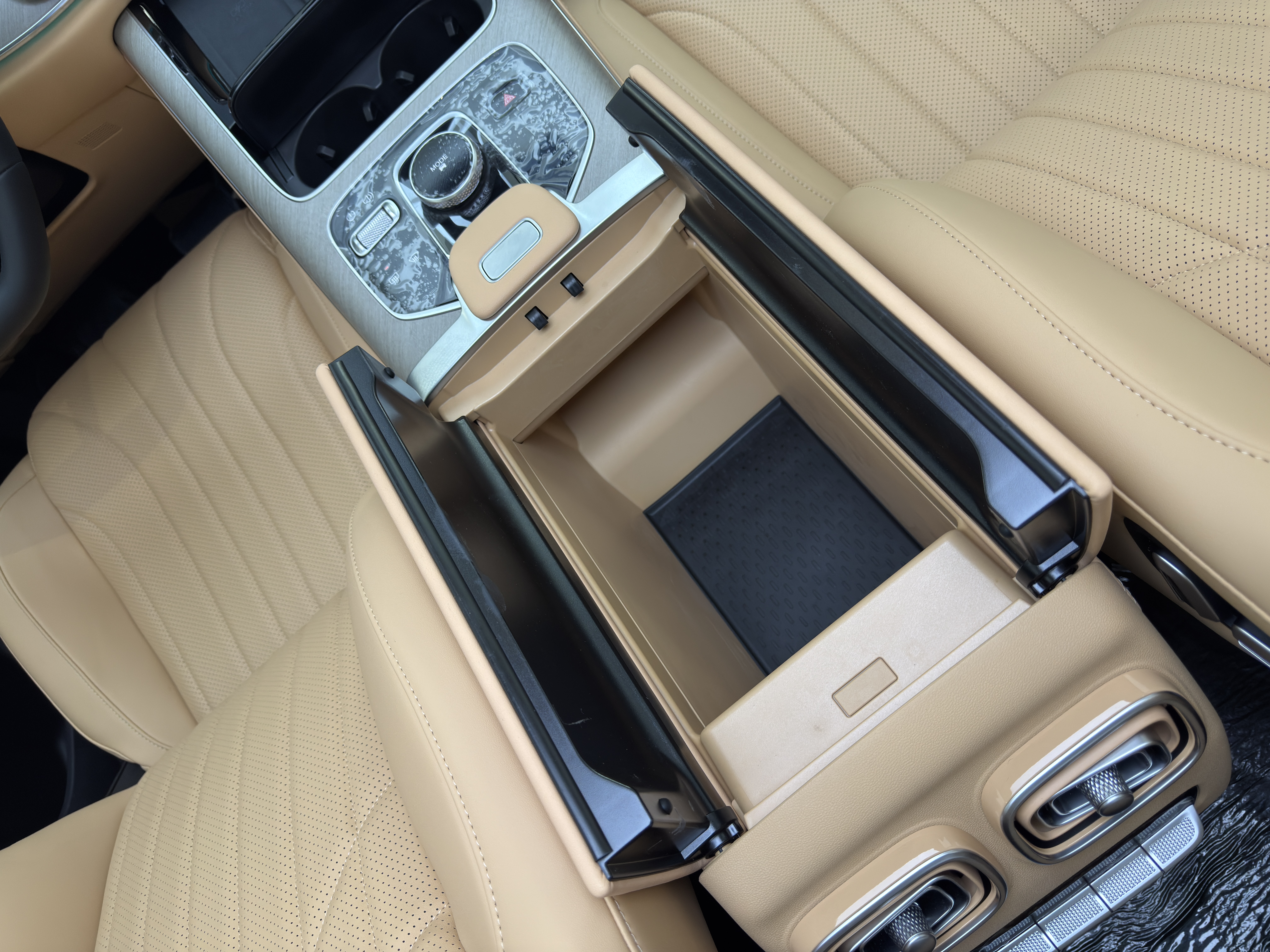 J8 Luxury - Interior thumbnail 10