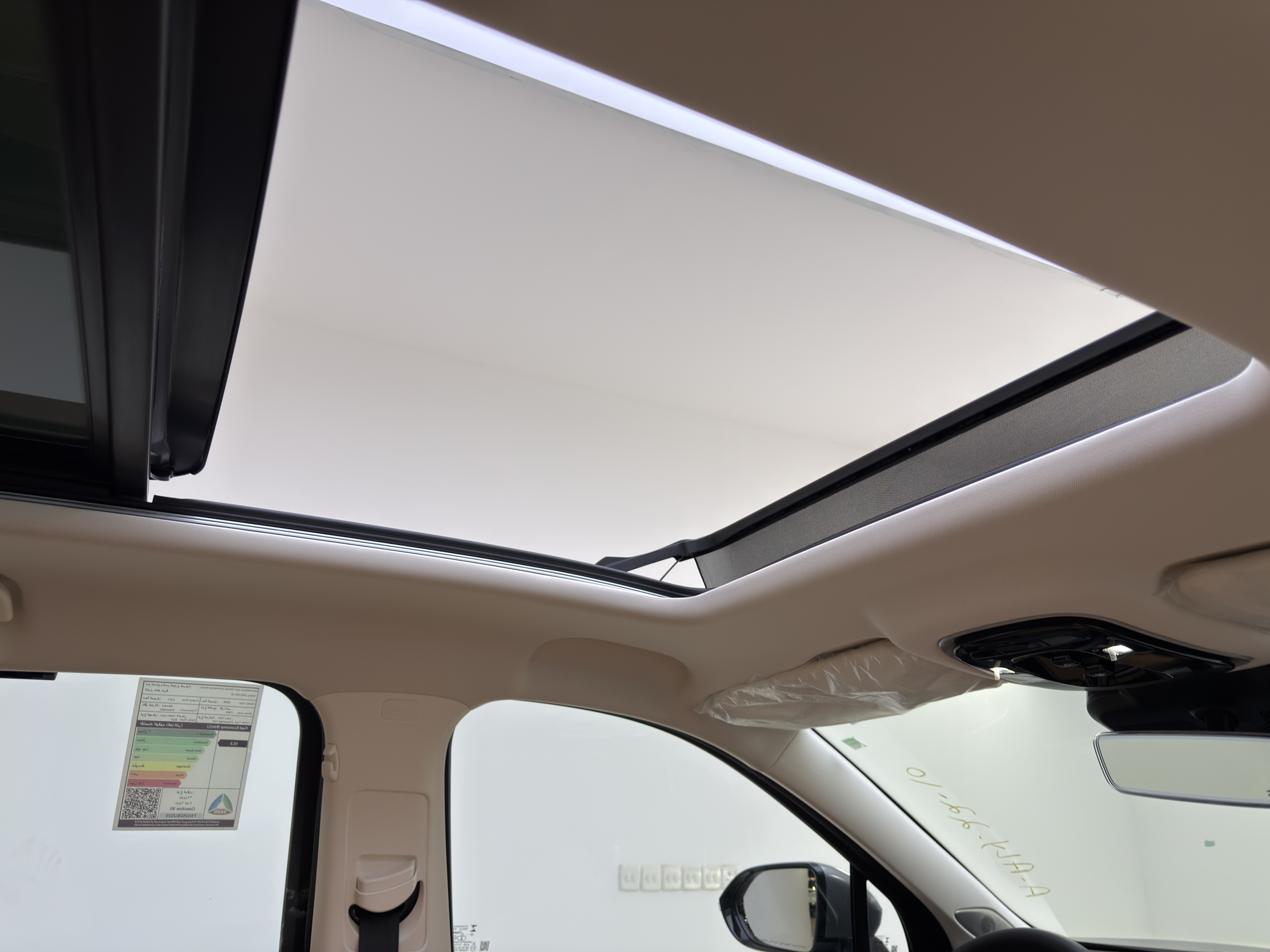 J8 Luxury - Interior thumbnail 11