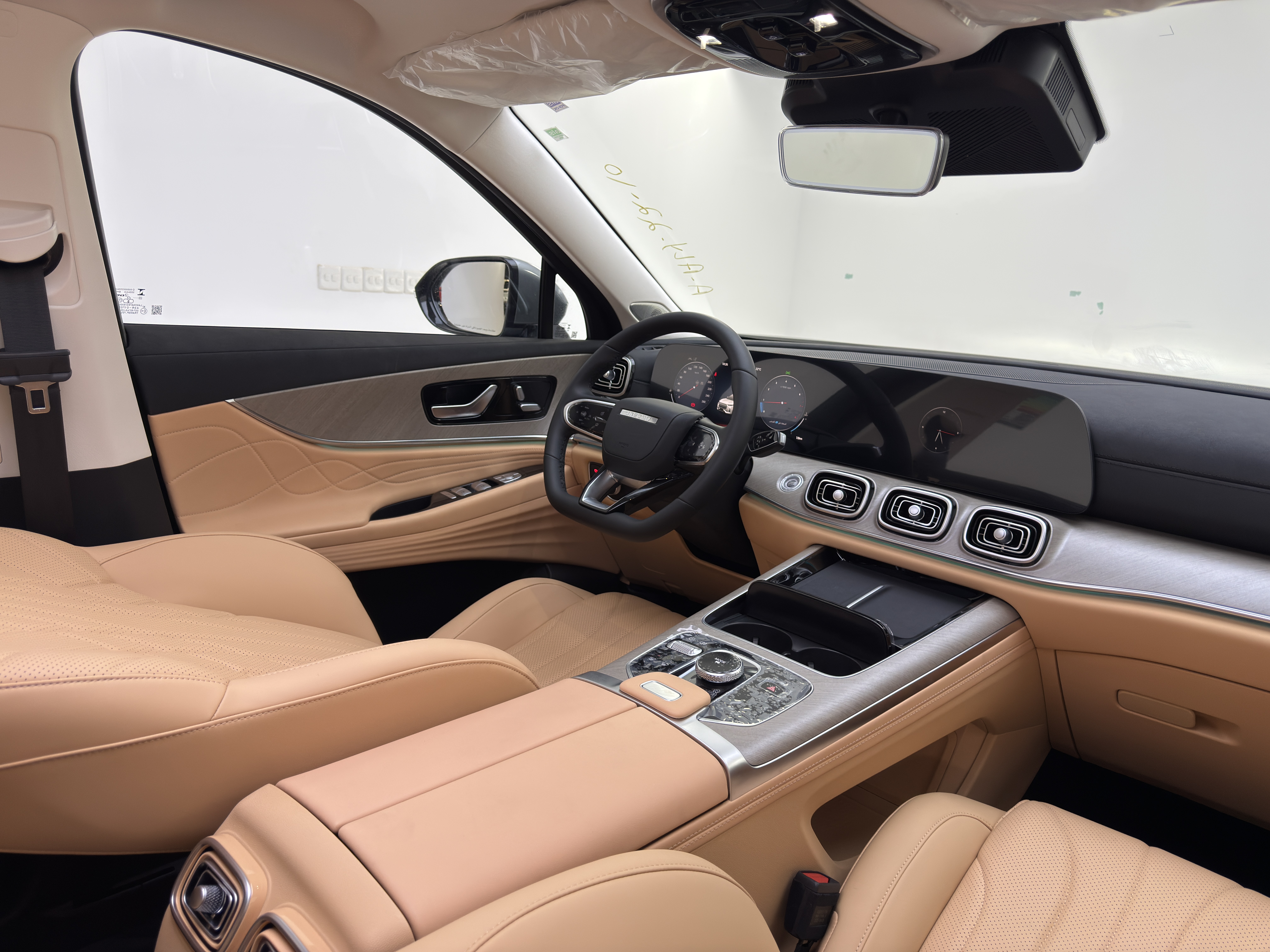 J8 Luxury - Interior image 12