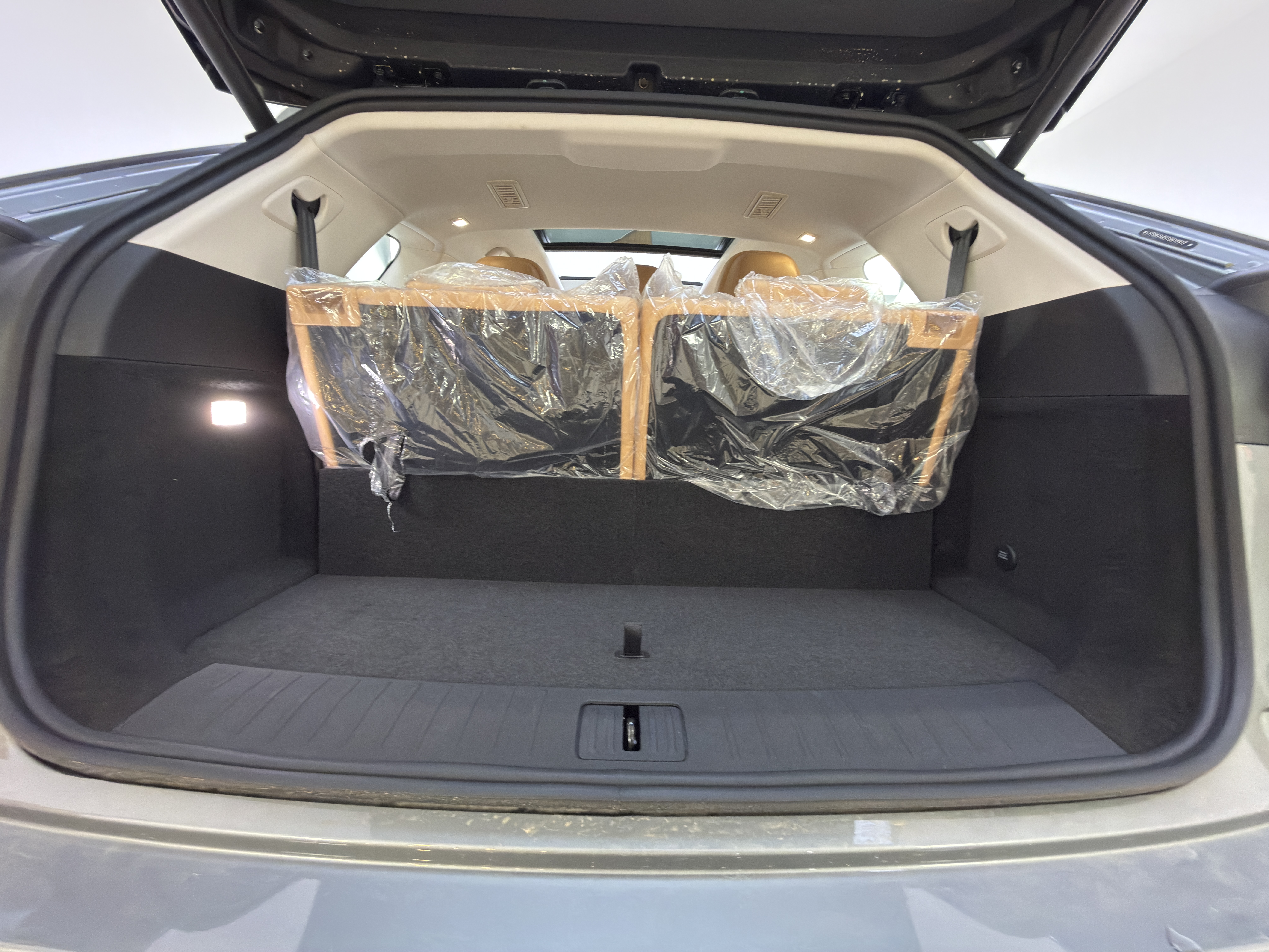 J8 Luxury - Interior image 13