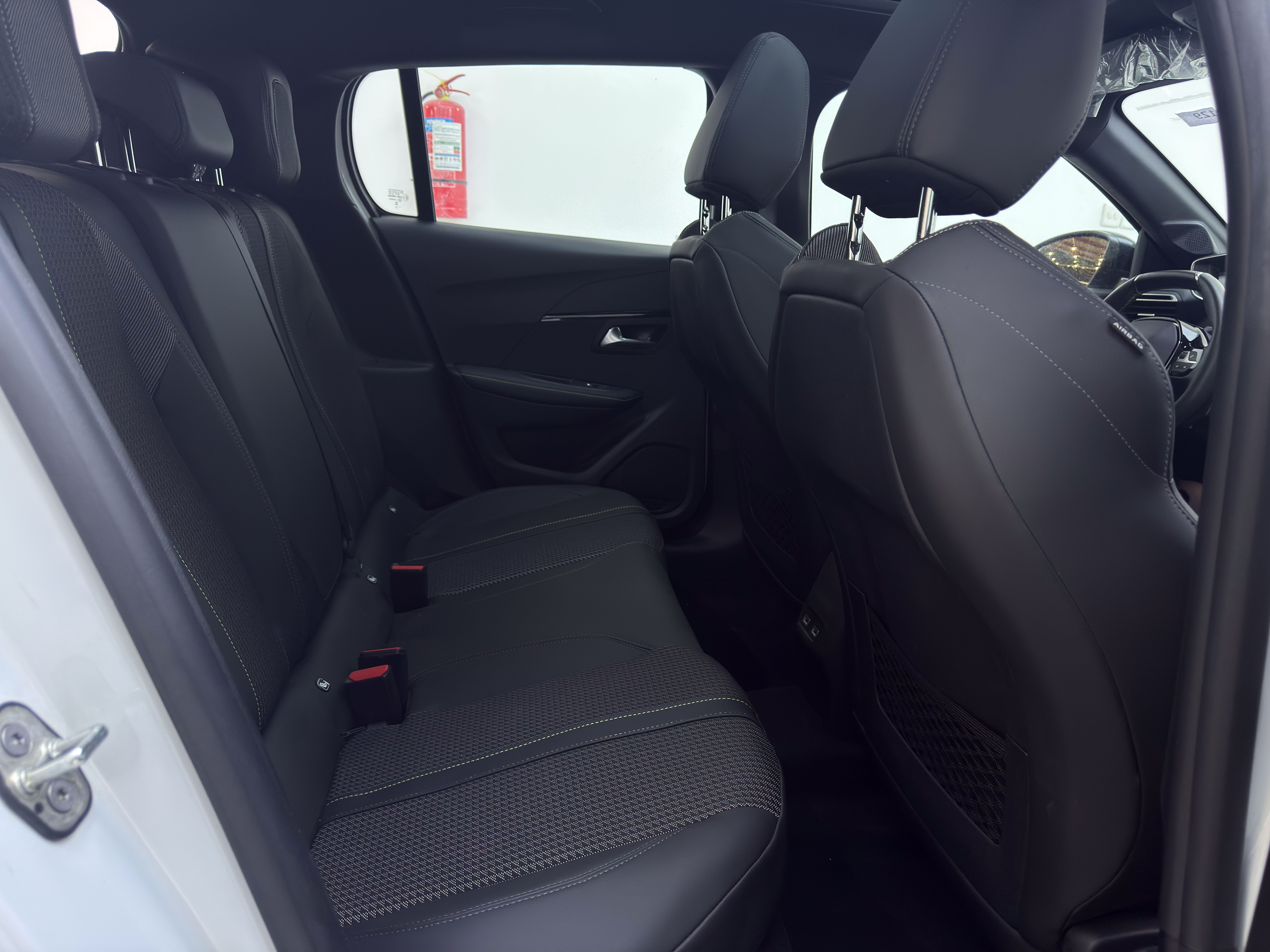 208 GT - Interior image 3