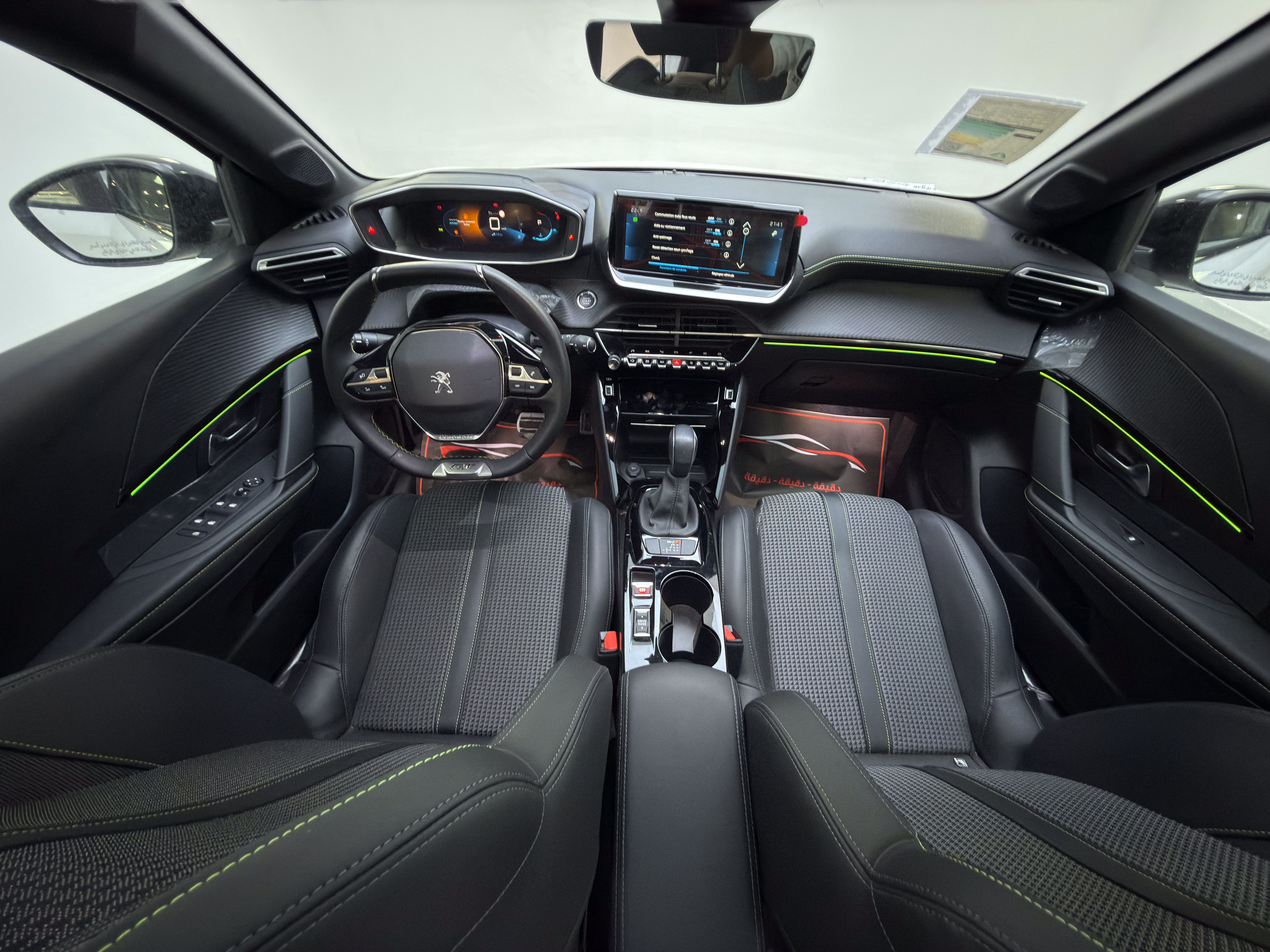 208 GT - Interior thumbnail 4