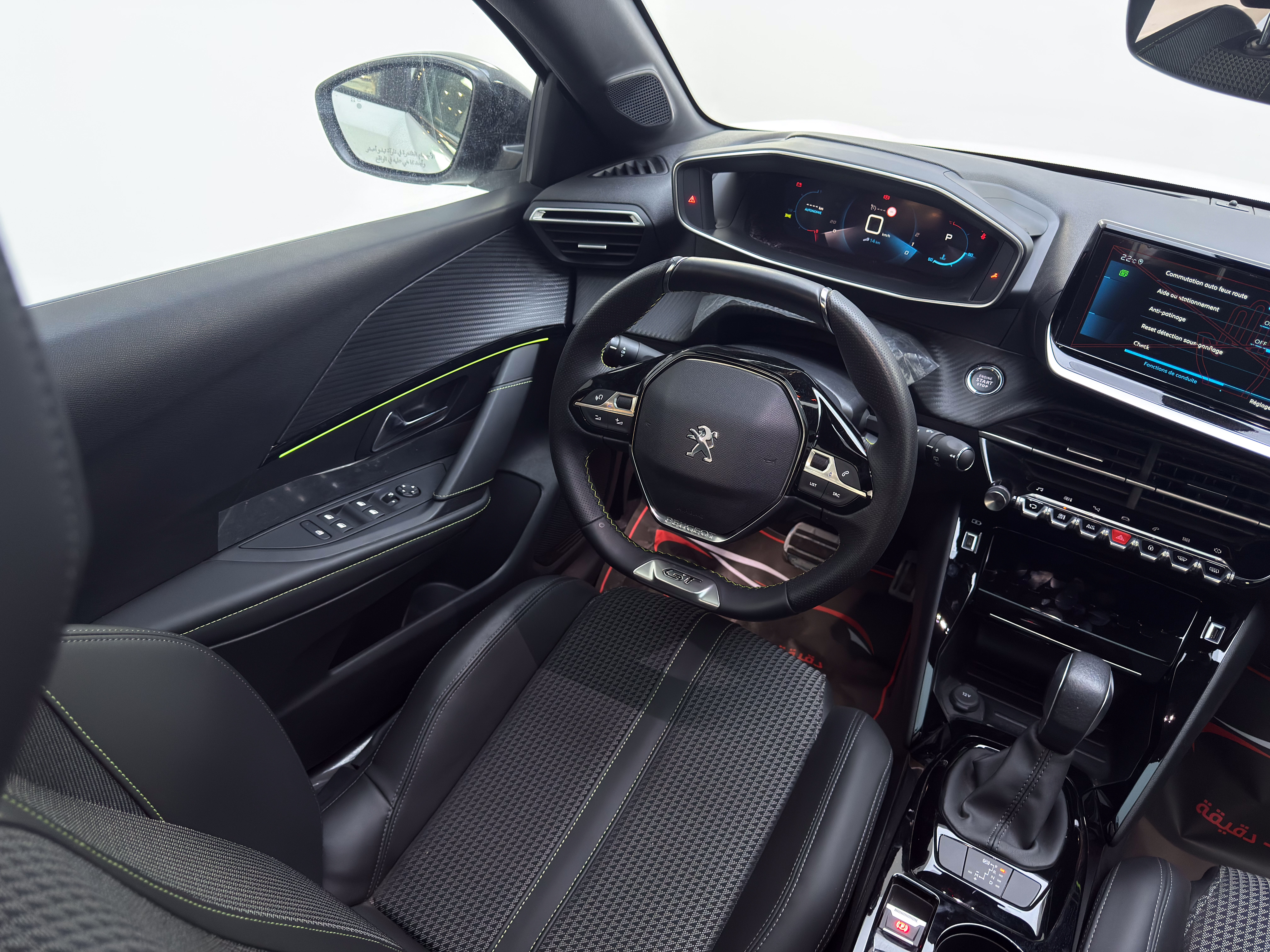 208 GT - Interior thumbnail 6