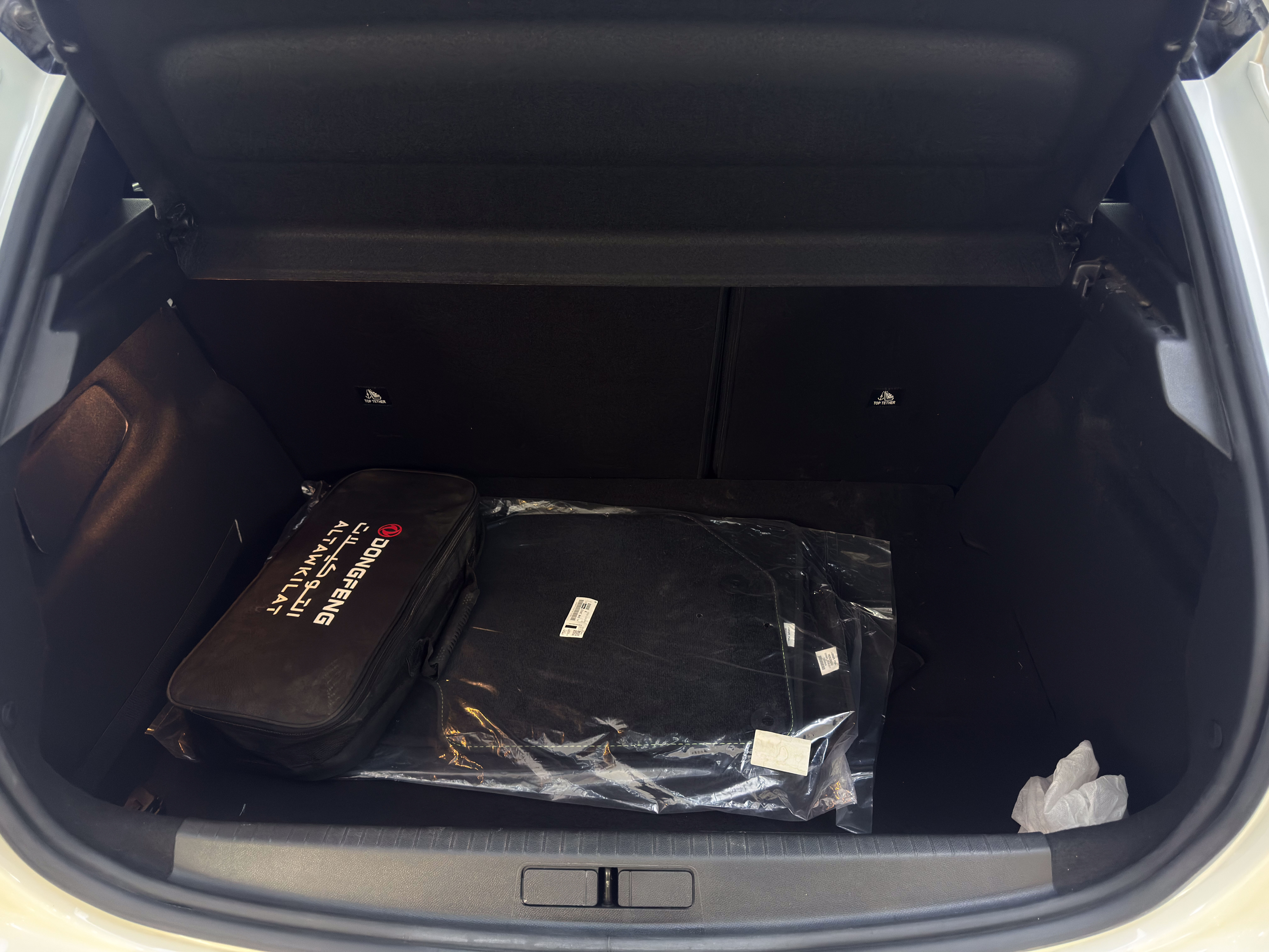 208 GT - Interior thumbnail 15